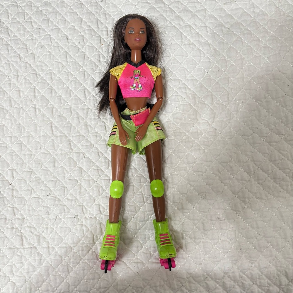 Cool skating barbie doll christie - Picture 2 of 3